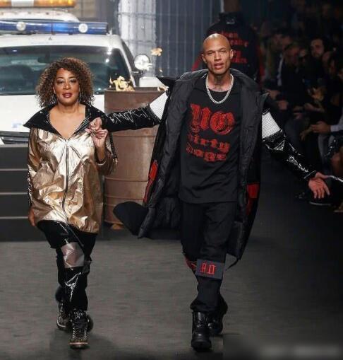 塞维利亚训练开放日，赛后再遭质疑引欢呼，法国杯在即，临场指挥获称赞(塞维利亚最新消息今天)