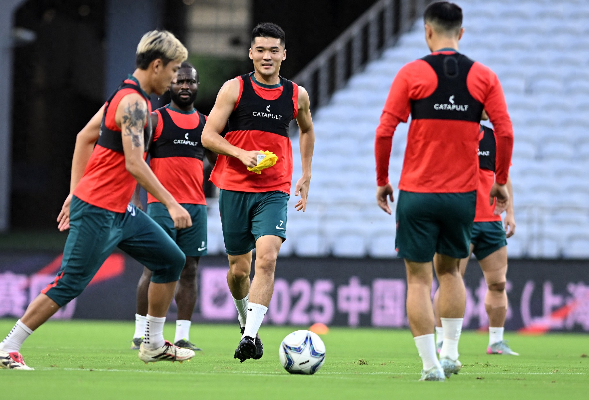 国际比赛日足总杯焦点战，山东泰山止住颓势，质疑声仍在，团队化学反应显著(刘国正挽救7个赛点原版比赛)